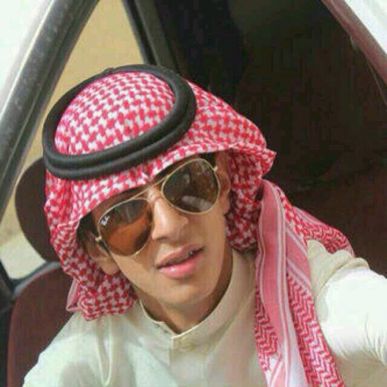 : تدري وش أكثر شــي تكسب يمينك ؟.. لاصرت خاشع في صفوف المصلين .. وتدري وش أكثر شي يرضي ضنينك ؟ لاصرت راضي وعنك الناس راضين