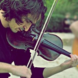 Violinist, blogger, graphic designer. Violinista, bloguero, diseñador gráfico.