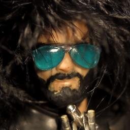 Cantautor  grecovenezolano de pop alternativo, pronto a lanzar Daisy, video promocional.

Semiólogo, Filántropo, Rockero, Tenor de Opera, Mayeuta.