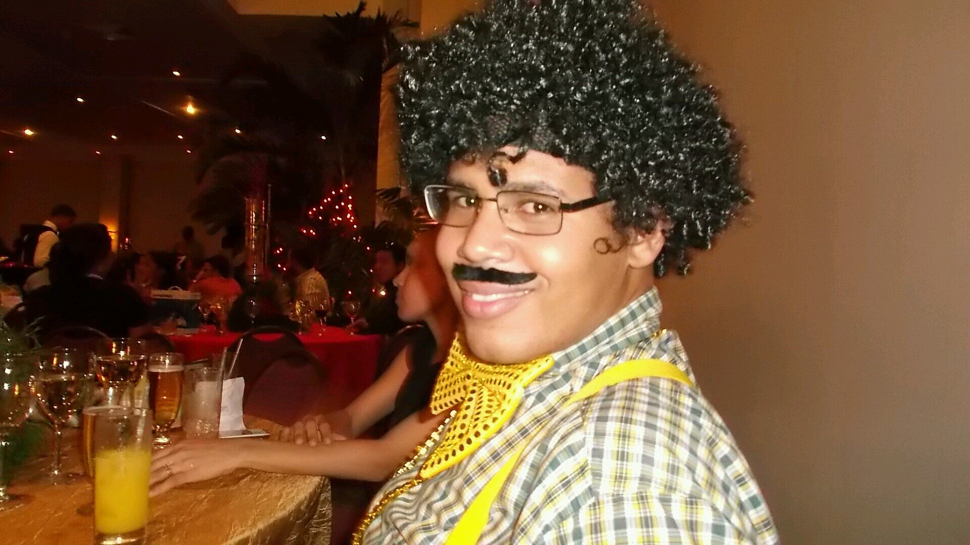 Amo mi familia, padre, hijo, amigo, esposo, sarcástico y soy todo un personaje, experto en espionaje.