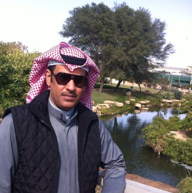 حاصل علي بكالريوس حقوق ودبلوم معهد القضاء وعضو سابق بالتحقيقات والادعاء العام . محاامي أمام الدستورية ومحكمة التمييز