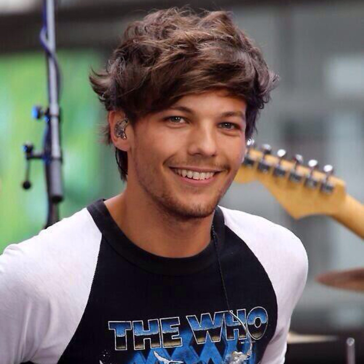 PLEASE FOLLOW HARRYHUNNY_ ILYSM BABIES