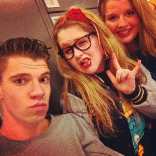 17 jaar - vrijland - actrice - junior acedemy - dansen - zingen - acteren - love my friends - floracollege - den haag - roze - blond - klein - chocola