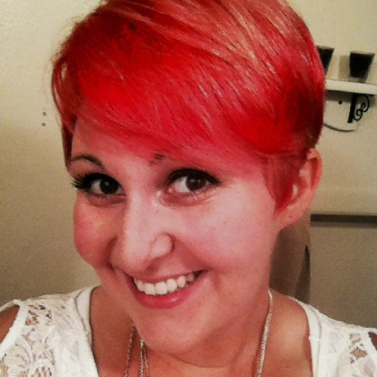 Full-time student of esthetics, waxing, and makeup artistry in Modesto, CA. Book your treatment today with me!