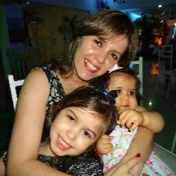 mãe apaixonada pelas filhotas, marido e profissão