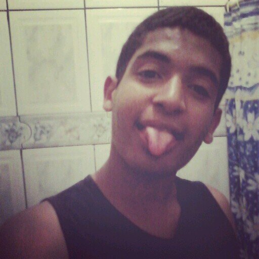 Gosto de ler, chocolate, ouvir Red Hot, ver animes e sair com meus friends.