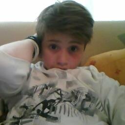 Me seguis y te sigo wepp :p Pregunta http://t.co/JumIs5XFIO .Toyyy re loko de la cabeza .