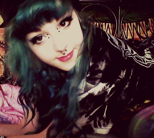 bellaaishwa's profile picture. Izzie, 15, very sad and very very lonely ~ i love cuddling, pink lucozade, bob marley and metallica ~