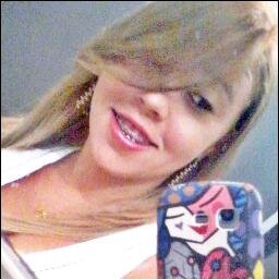 Ninguém lê o que ta escrito aqui, mas:Não me julgue. Não me levante a mão.Não tente me imitar. Não sou perfeita. Não quero ser perfeita. Sou feliz assim.