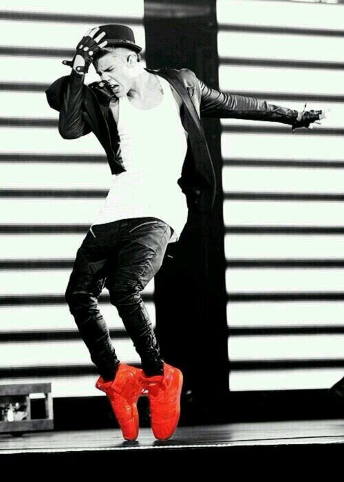 ayeee!, not the real Justin;) follow me, ill follow back too:* BoyBelieber #Believe