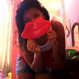 soy una chica  muy risueña alegre , y me encanta hacer amigos , y AMO a 1D  Y  JB !!