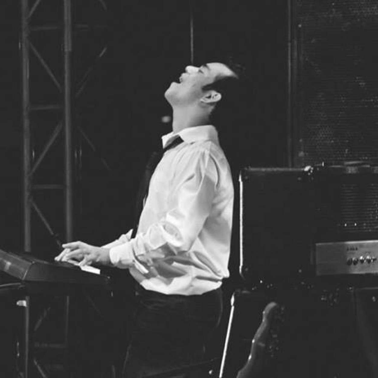 Maestro de musica de la escuela @najilpax1.....mi preciosa novia es @NatuMC y es mi hermosa chaparrita