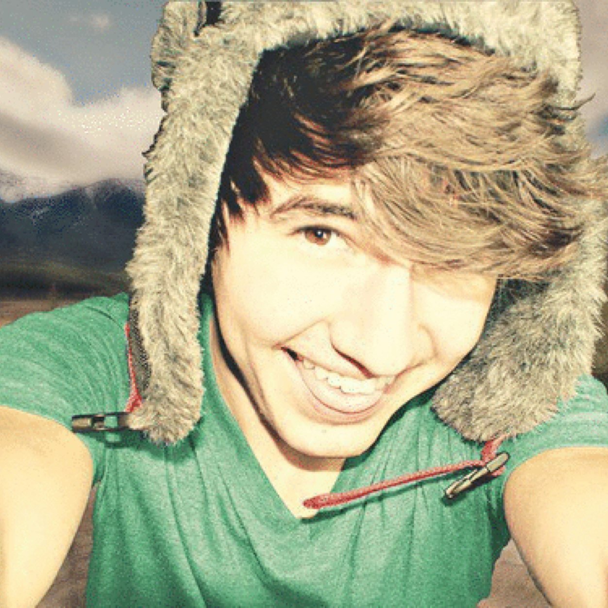 I loveee youtubers! Follow me and ill follow back! Follow my ig @datutubelyfe josh chomik is a god! Shane Dawson is my hubby;) youtube addict since '10