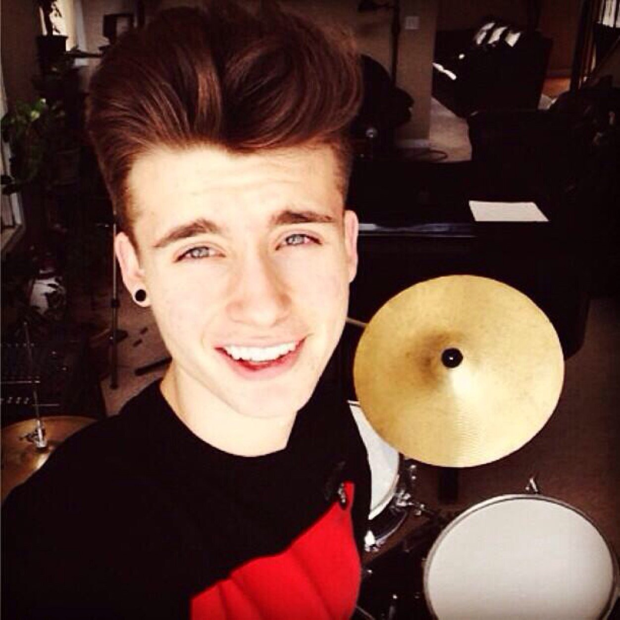 Hello❤️ my name is Zac! 
i 1OO% follow back!! 
Sooo.. Follow me!!! ^.^