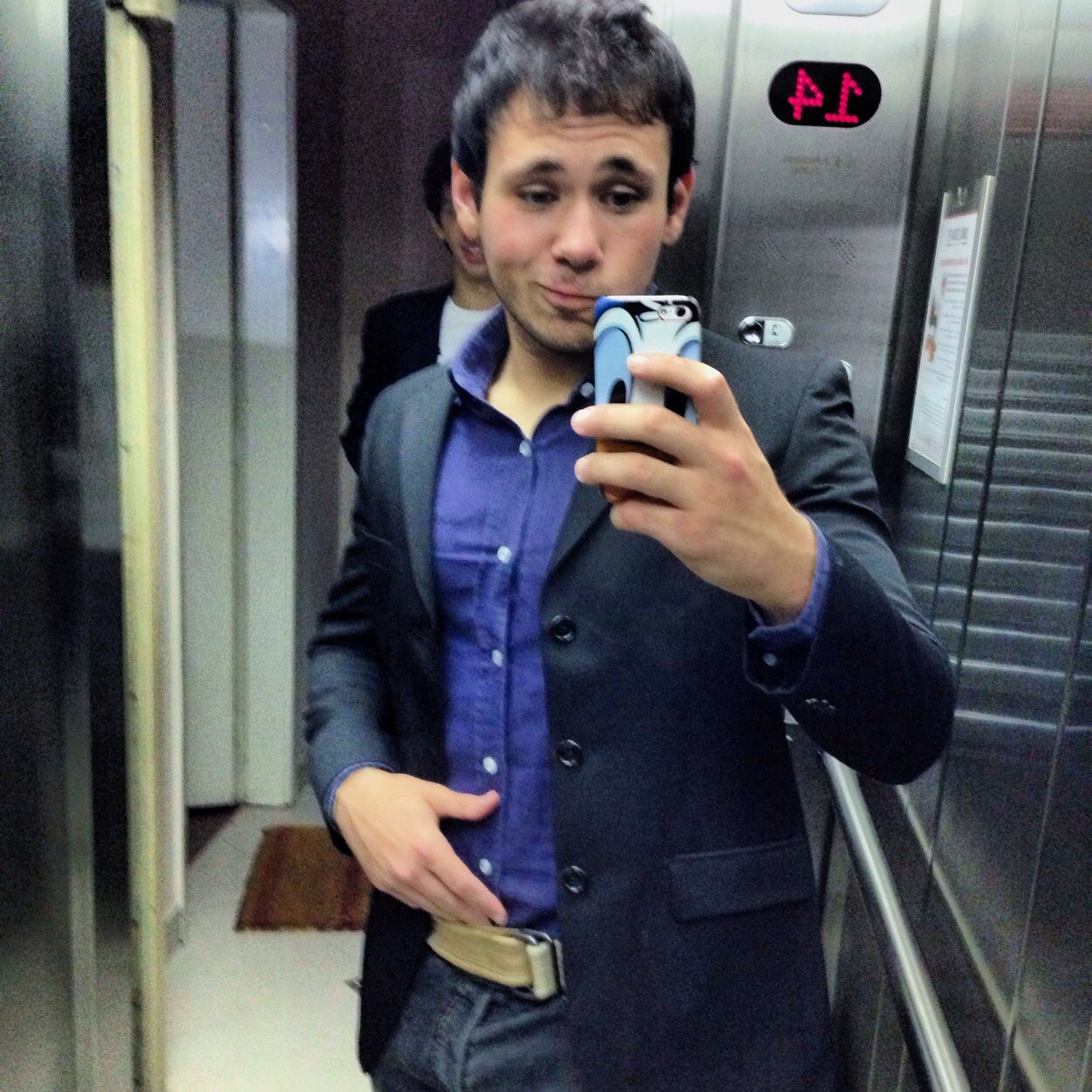 18 anos , dj , club avex ! Follow me ;)