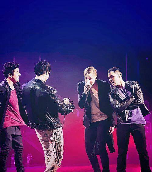 ♡ Yo tan aquí, tú tan allá. Todo mal| Schmidt Pena Maslow y Henderson me hacen de lo Mas Feliz *u*