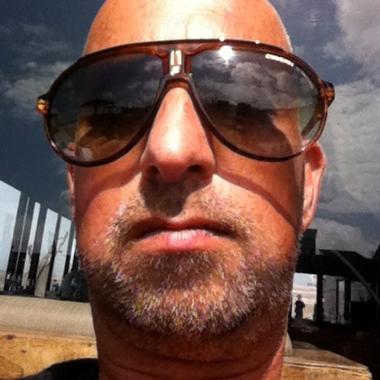 hamer_63's profile picture. designstuff | grafischontwerp enzo | irritant, fascinerend en verrassend werk | live love laugh | dus.