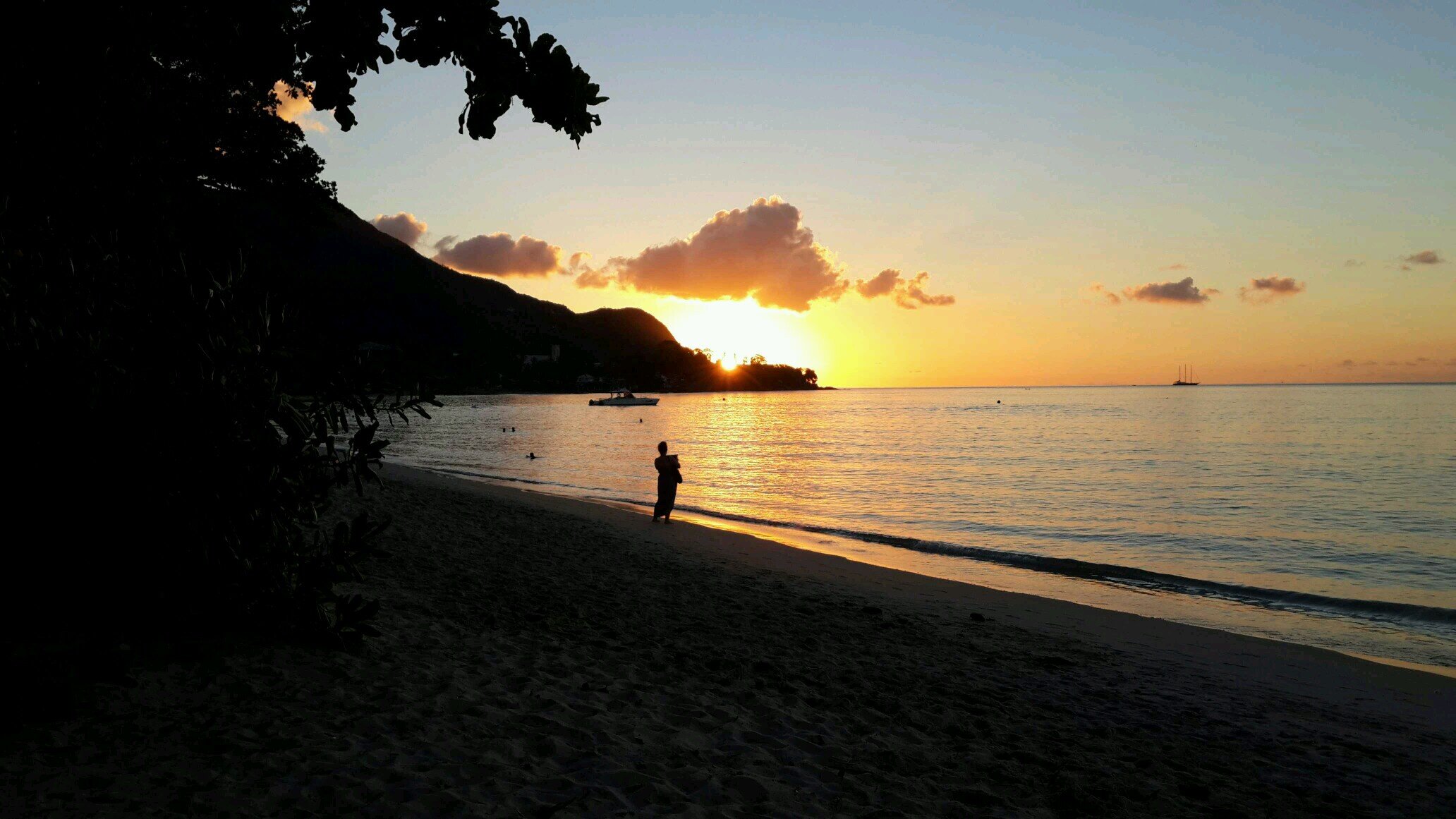 Crazy about life ,enjoy most sports . I dabble in Trading  .Father of 2 beautful girls  .Living the Dream in Seychelles LOVE LIFE , LIVE LIFE !
