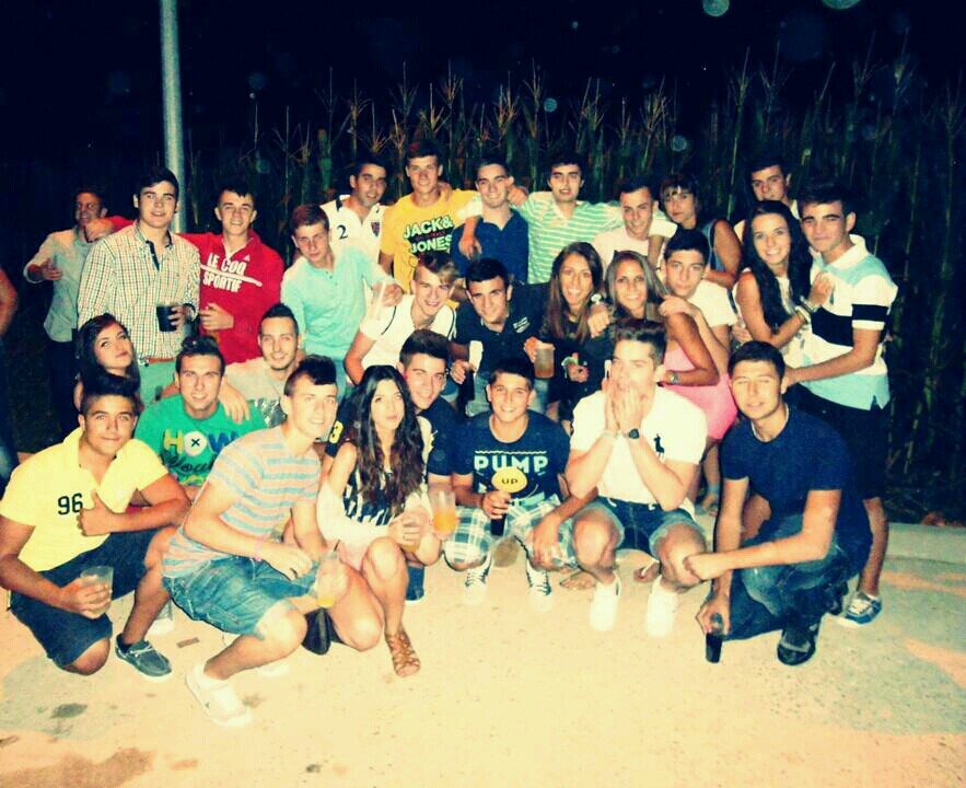 Grupo de borrachos anónimos. La chica más guapa de la peña es la Ruti la bombita. Los mas locos LOS VAQUILLAS. Nuestro Dios, el gran Escarbón. PERALES DE TAJUÑA