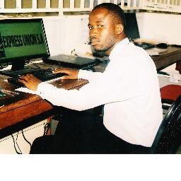 né d'un père nordiste et d'une mère sudiste, tous congolais.