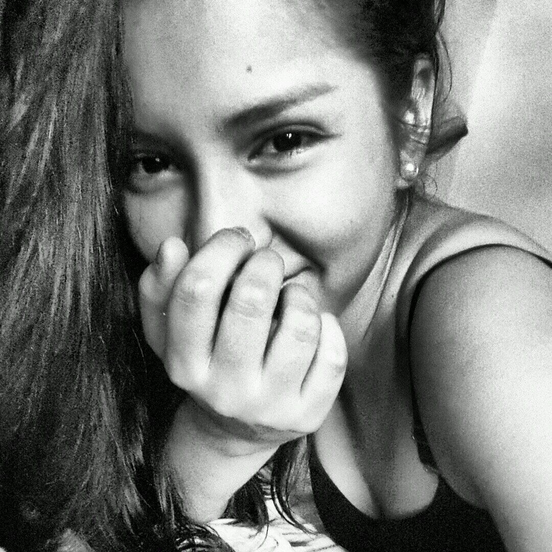 La vida es corta como para preocuparse por cosas estúpidas. Diviértete, enamórate, no te arrepientas de nada, y no dejes que nadie te hunda.
Sigueme y te sigo