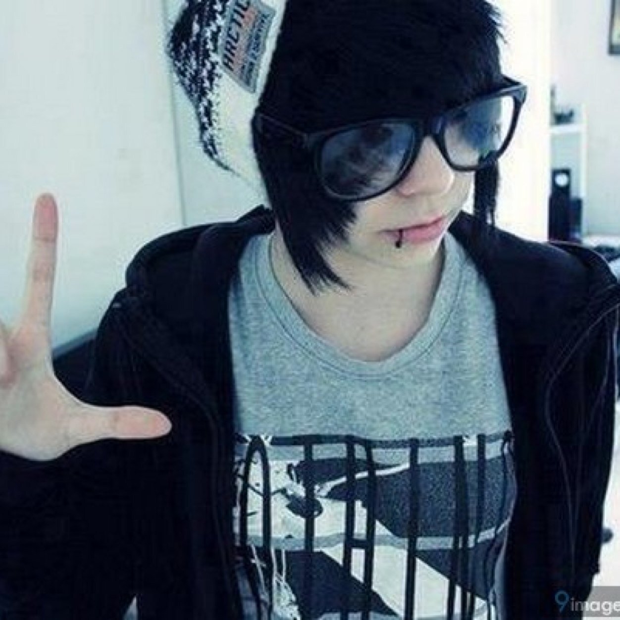 (R)oyal(p)enis @CamISuckIt is my twin (im the geeky one xD) Bi/ boy/ 19