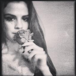 Hi I am ❤️selenator,❤️smiler and I love ❤️The vampire diaries and ❤️Pretty little liars. I follow back  ♡