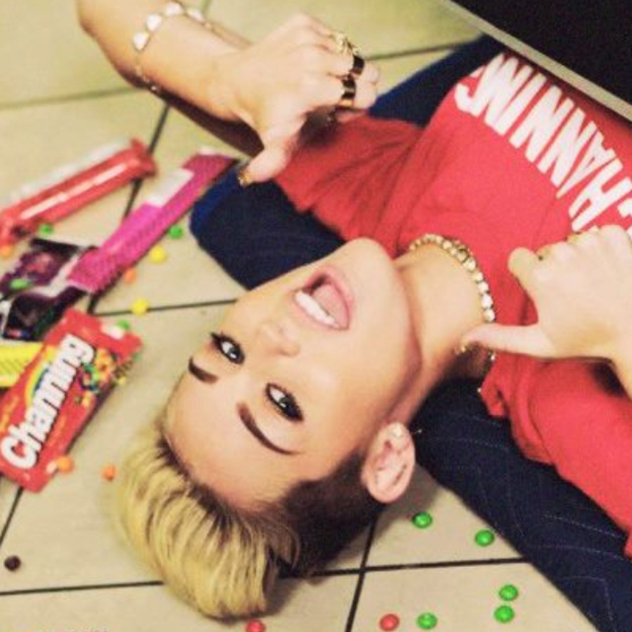 TO NAMORANDO AQUELA MINA MAS NÃO SEI SE ELA ME NAMORA @MileyCyrus