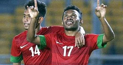 I ♥ Allah. I ♥ My Family. I ♥ My Friend. ♥ Football ♥. Always strong & NeverGiveUp!