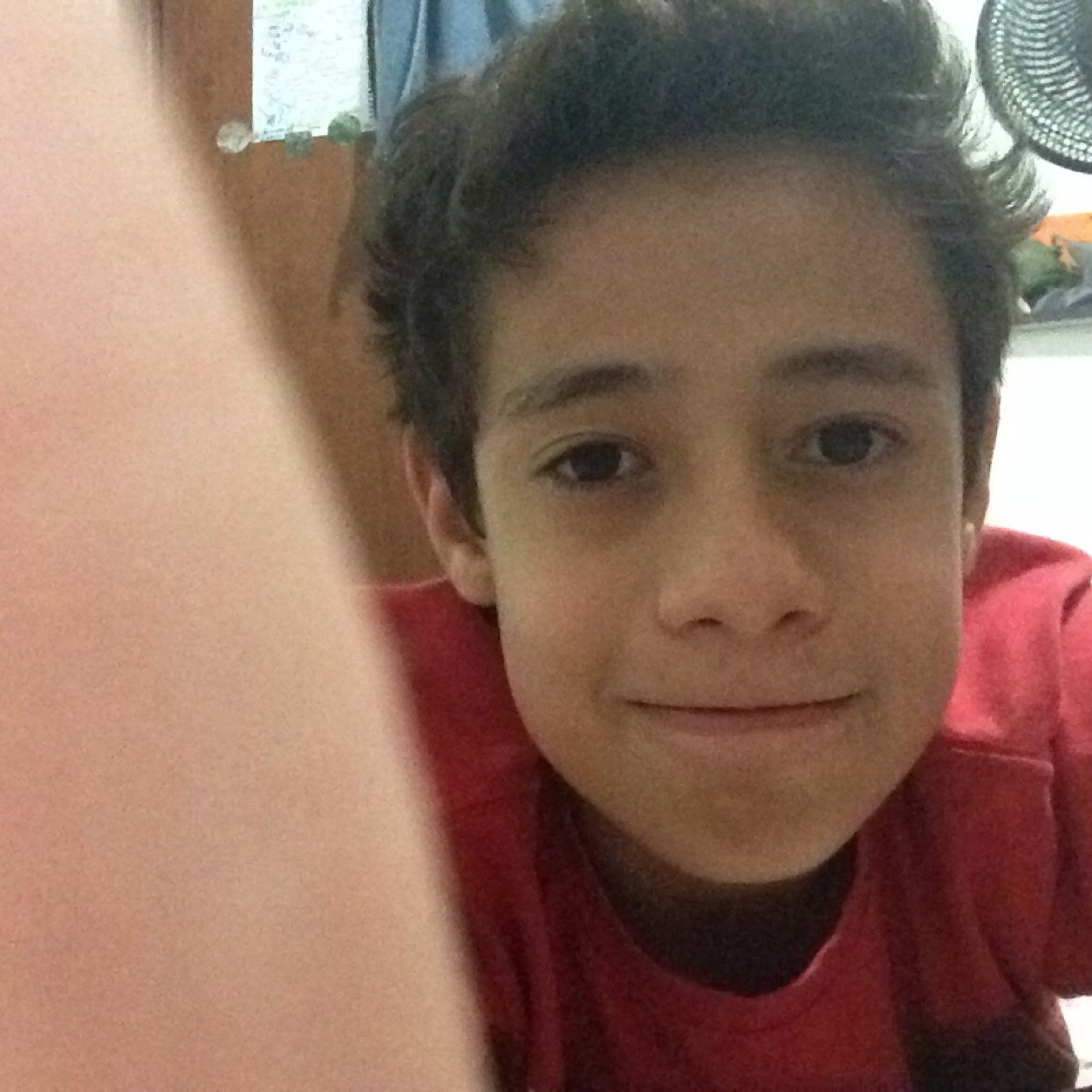 olho castanho cabelo liso tenho 10 anos magro e 1,35 metro