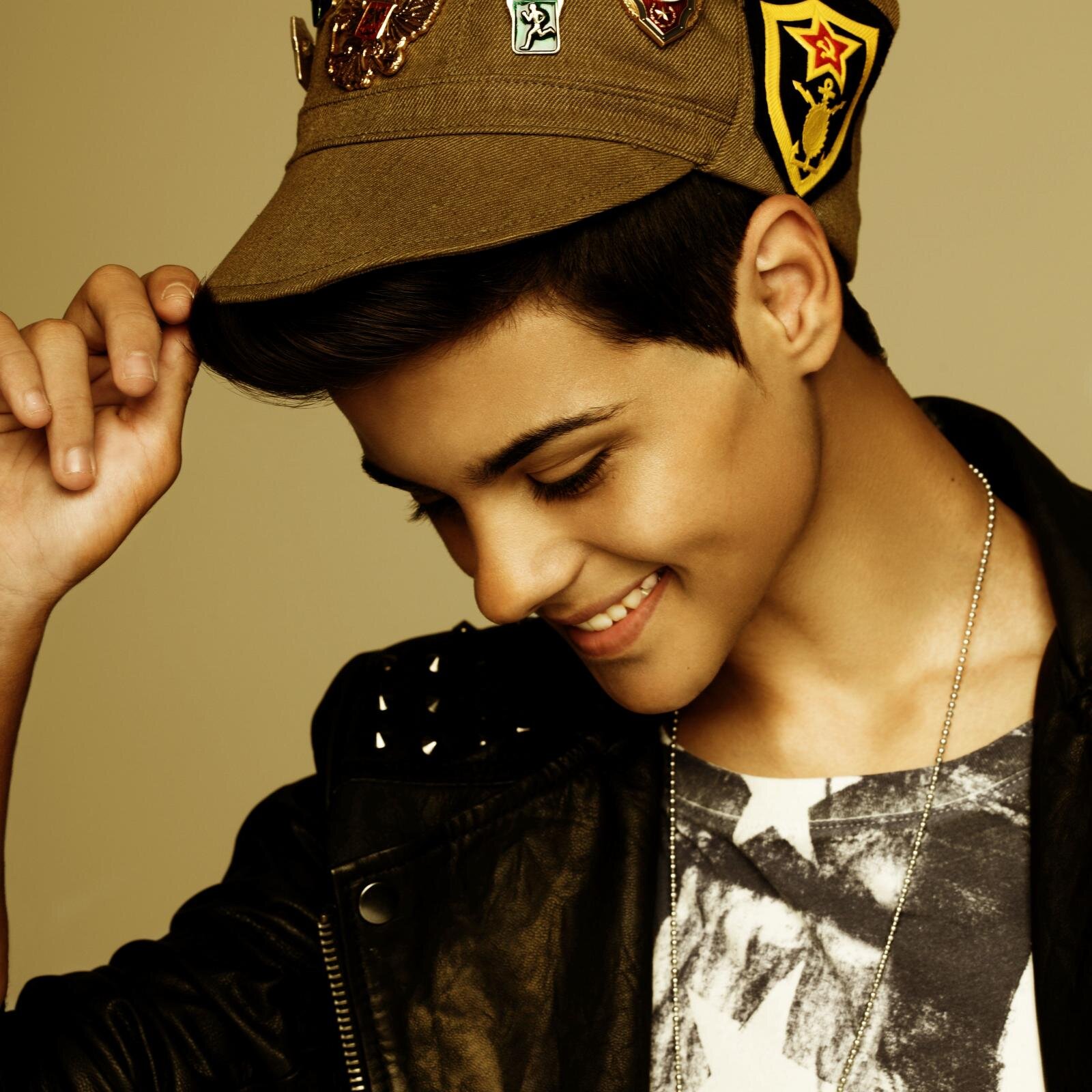 PARODIA.
Abraham Mateo, espanenglish 
merry navidad a todos y a buscar a vuestra girlfriend
