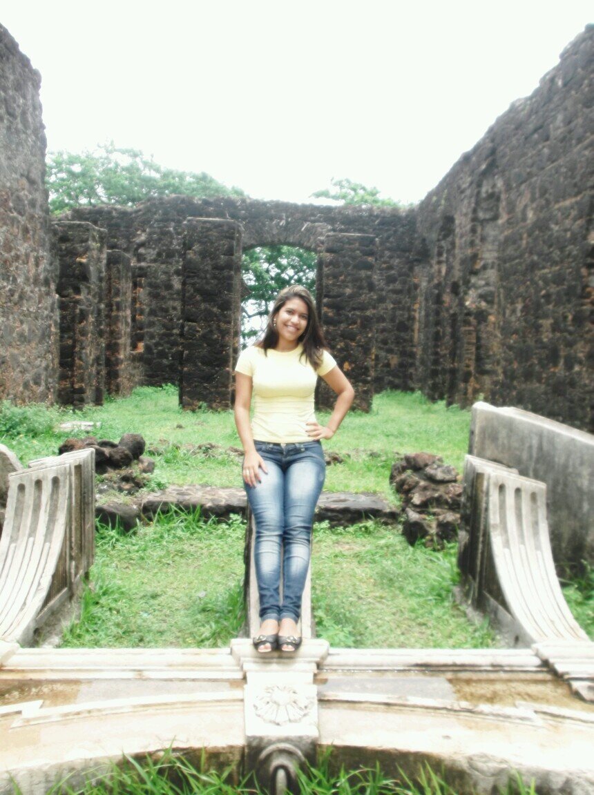 Sou uma menina mulher que sonha, que se enfurece, que ama, que chora, que busca o melhor da vida. Sou determinada, sincera, amiga etc.