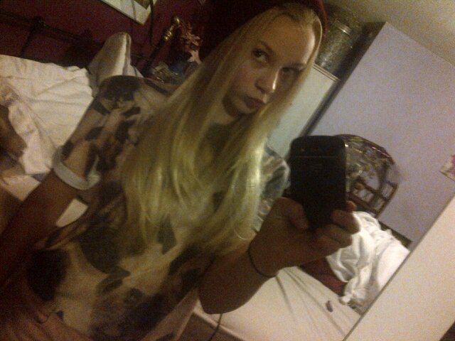 I'm 13 years of age, I love OneDirection if you follow me then I will follow back so just follow, thanks★