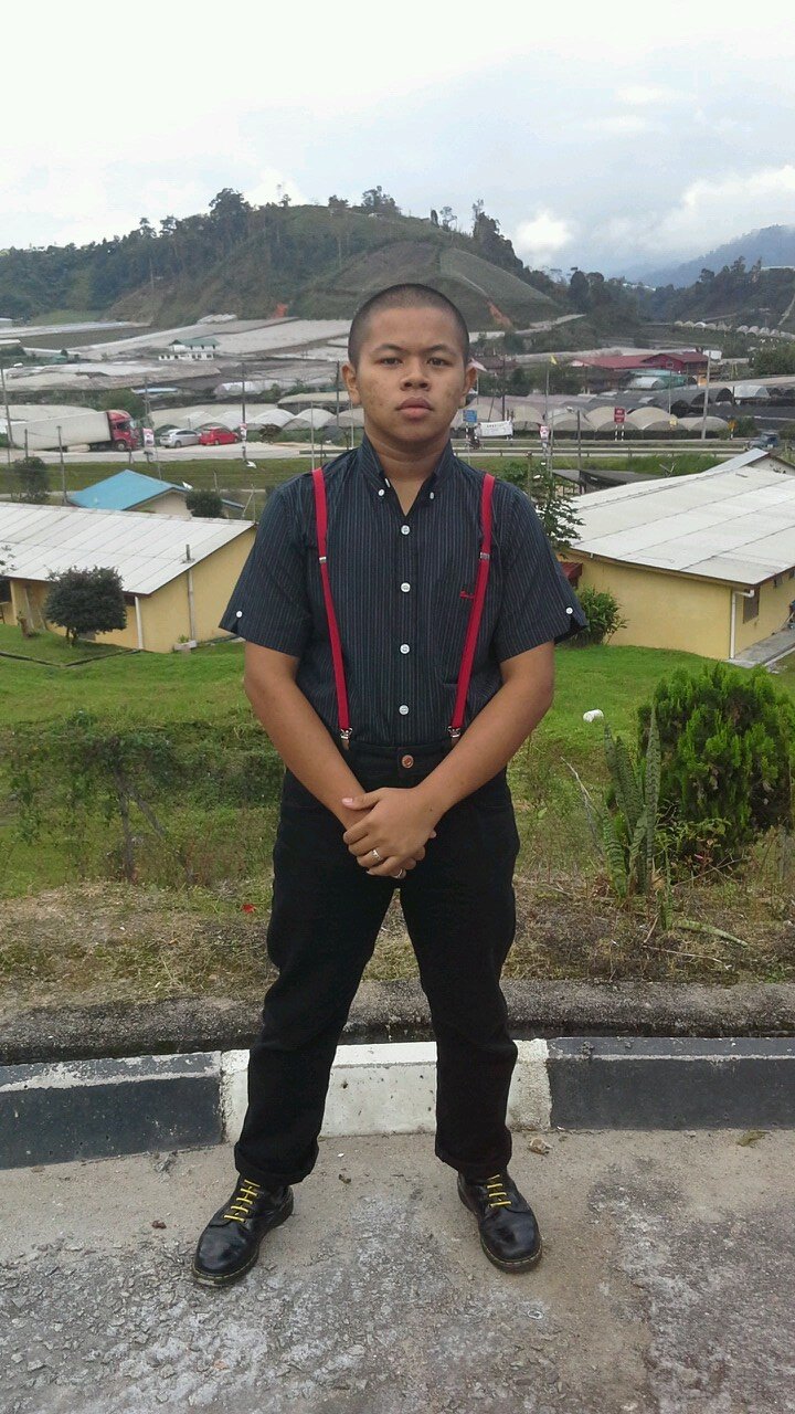 im a SKINHEAD,,im a SHARP ,,we anti racist we hate all facist and we Fuck The Police,,  Oi! Oi!