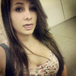 Um sorriso, um abraço apertado, uma música, estar com quem eu gosto, rir até a barriga doer. São coisas simples, mas me faz muito feliz. /CaioF.
