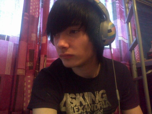 scottish, mosher, monster(best drink ever), rides bmx, love music and a hudge youtuber fangirl yaa thats me