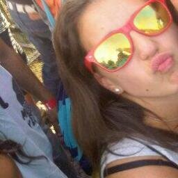 No te fijes en mi cuerpo, ni en mi cara, ni tampoco en mi figura, solo fíjate en mi corazón que te ama con locura.