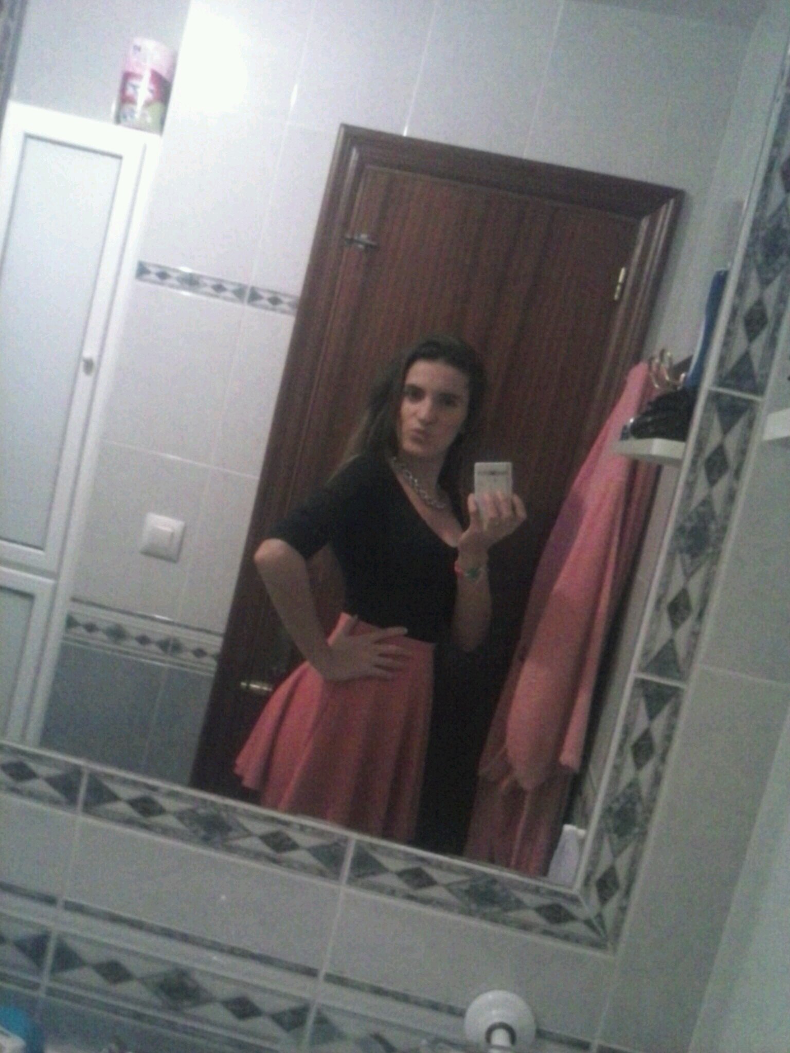 Morena, con ojos marrones Y decirte al oído que no te olvides de mi, que prefiero la guerra contigo al invierno sin ti ♣ Juanma Gracia Garcia ;)