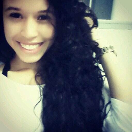 17 aninhos, sincera até demais, São Paulina ,chata, Ciumenta, amo cantar *-* adoro dançar, quer saber mais sigam-me *-*
