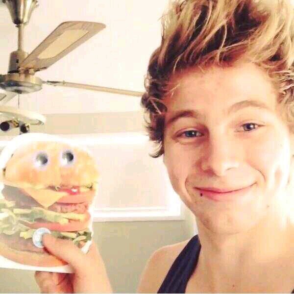 I Love the 5sosfam to the moon and back ♥                ~In Luke's Arms~