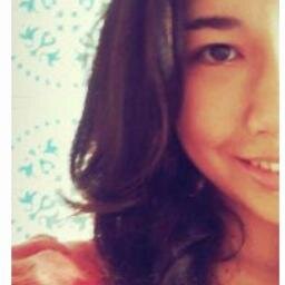 Amo a Deus, praia, minha família e meus amigos. Tenho vários defeitos e qualidades, eu sou muito pegajosa. Tenho 16 anos. Meu nome é Fabiana Nakazato Teixeira.