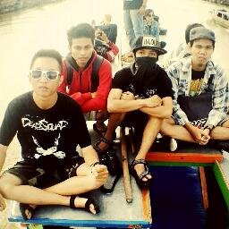 Agen utusan tuhan untuk menjaga perdamaian bumi & manusia. | biduan: @rizqisaurus | tukang genjreng: @beerhala | tukang betot: @Whan74x | jago pukul: @Ditdotx