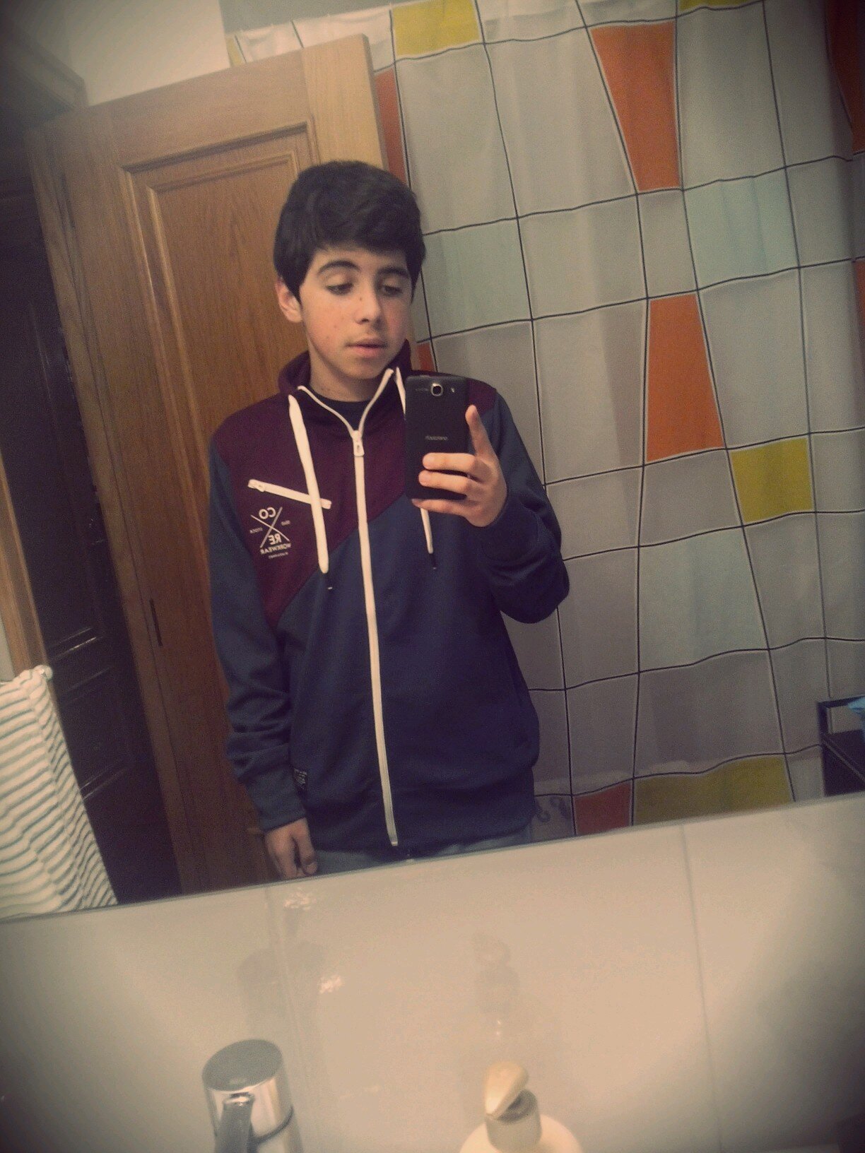 Zaragoza.Spain      Un Santi:3        My Skrillex para mi y pa nadie mäs. {Dubstep}*-*  Elle[L]