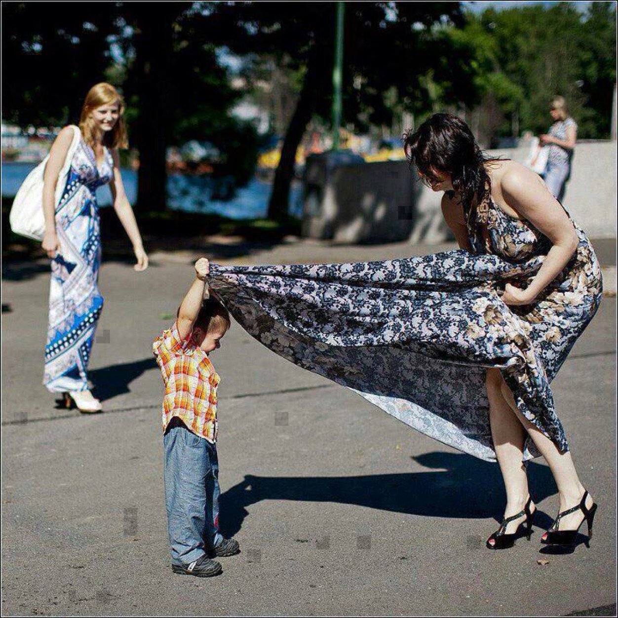 Ребенок заглядывает под платье. Мальчик заглядывает. Мальчик заглянул под юбку. Парень заглядывает под юбку. Ребенок подглядывает.