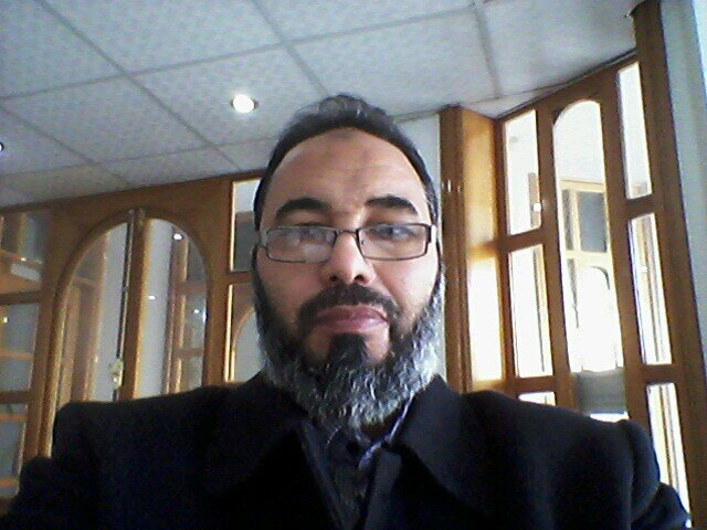 متزوج وأب ﻷربعة أبناء