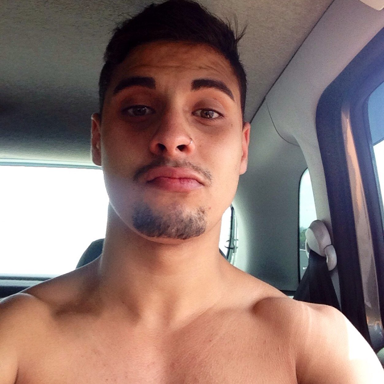 Não cruze os braços diante de uma dificuldade, pois o maior homem do mundo morreu de braços abertos.