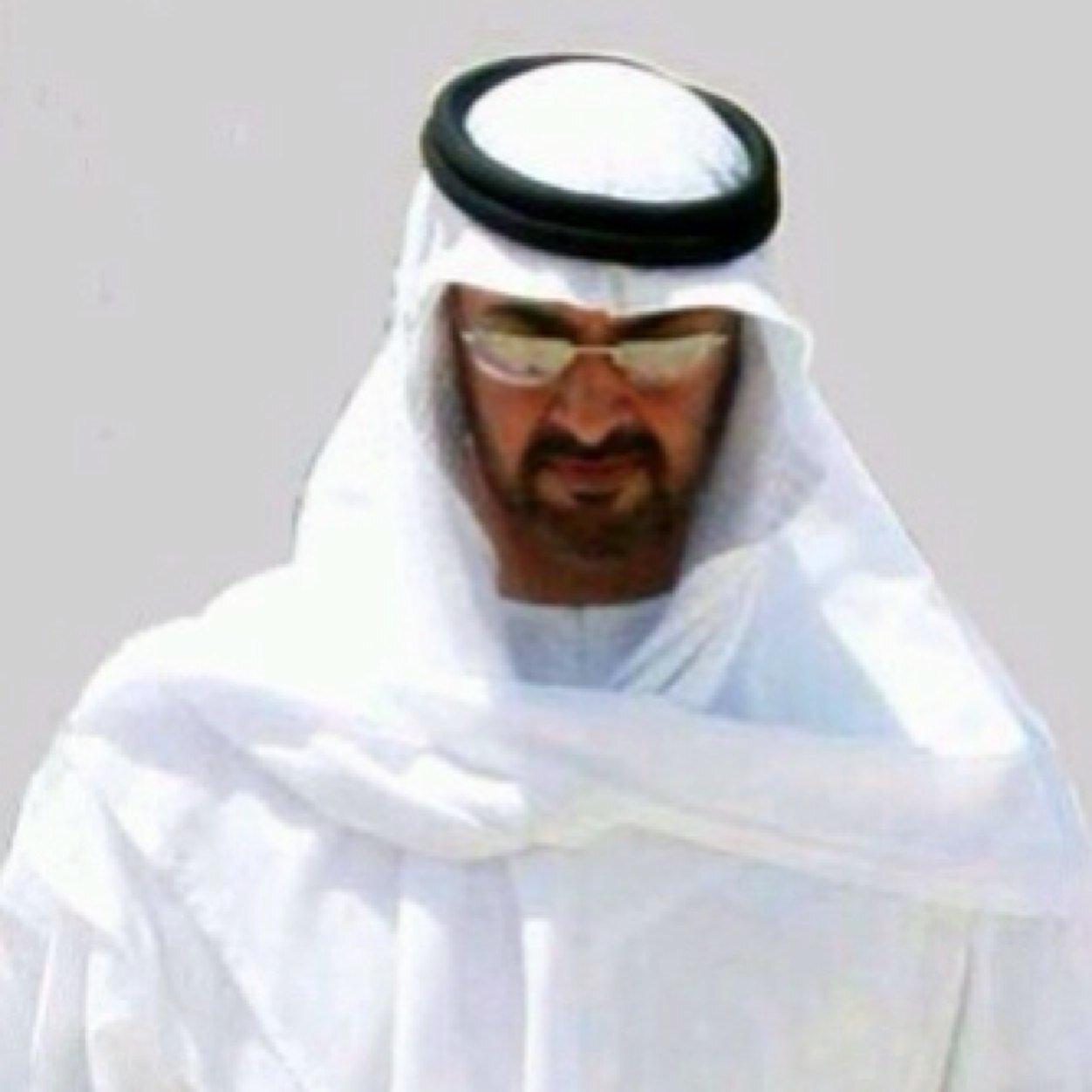 الحياة باالنسبه لي : رضا الله - رضا الوالدين - رضا الوطن . اما بالنسه لتويتر :؛ الوناسه - الفرفشه - الاستمتاع - التغريد ورضا المتابعين ..