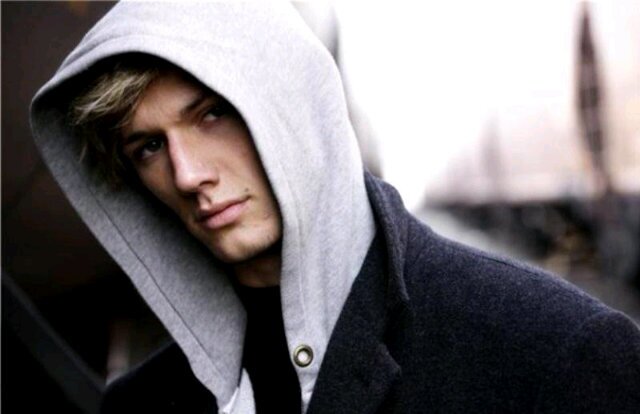Hi.I'm John Smith,Number four.My planet was destroyed by these monsters.Mogs.I survived#RP #inlove with @MaizyBlake ♥