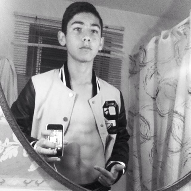 ivansanchez44's profile picture. El es guapo , alto ,muy fiel,bueno jugando a futbol ,moreno, es muy celoso, atrevido , viste bien , besa bien ,este chico lo tiene todo ;)