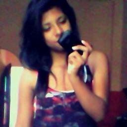 Me caigo, me levanto; me equivoco, vivo y aprendo; me han herido, pero estoy viva. Soy humana, no perfecta, pero feliz.